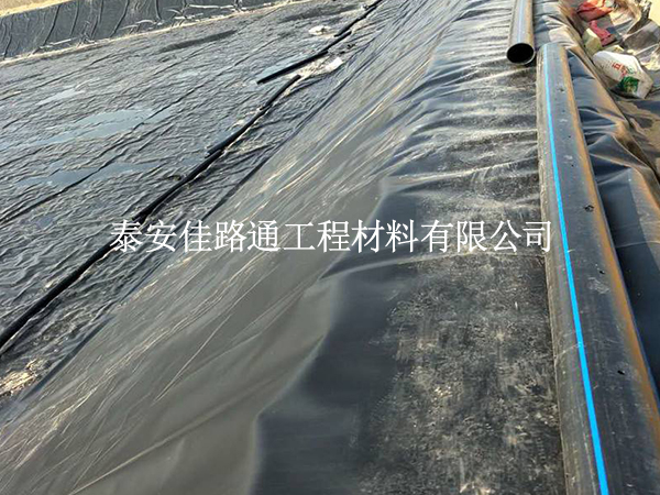 夏季鋪養(yǎng)殖防滲膜會“翻車”？掌握這4點施工穩(wěn)如泰山