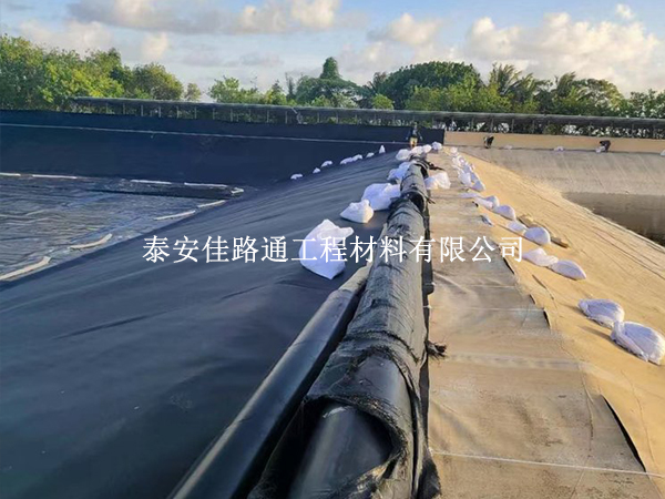 魚塘防滲膜安裝鋪設(shè)，這些注意事項別遺漏