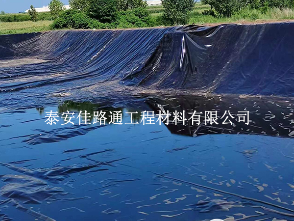 蓄水池防滲膜冬季施工，防凍防裂技巧學(xué)起來